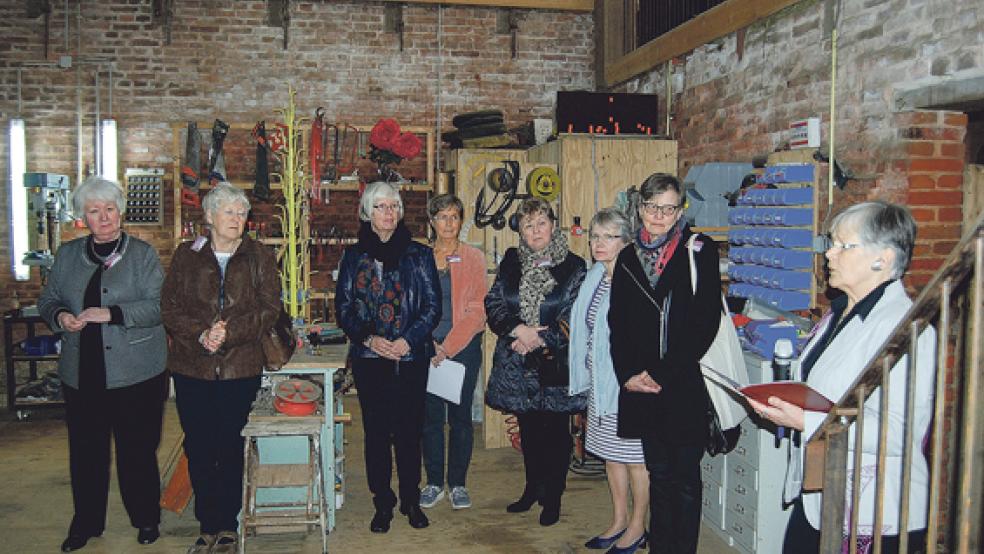 »Klöpplerinnen sind ständig auf der Suche nach etwas Neuem«, so Gesine Baumgarden (rechts) vom Vorstand des Deutschen Klöppelverbandes in ihrer Ansprache bei der Eröffnung von »Spitzen-Spiel« im Kunstzentrum Coldam. © Foto: Hoegen