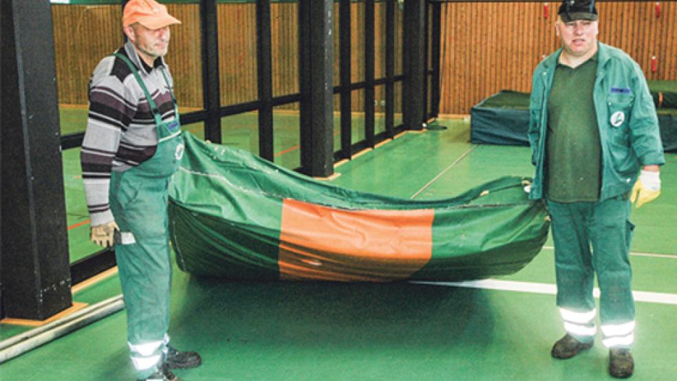 Ende Oktober hatten Johann Zimmermann (links) und Peter Voß vom Straßen- und Tiefbauamt des Landkreises Leer die Sporthalle der Berufsbildenden Schulen (BBS) in Leer geräumt, damit dort Flüchtlinge untergebracht werden konnten. Gestern entschied die Kreisbehörde, die Halle wieder für den Schul- und Vereinssport freizugeben. © Foto: Szyska