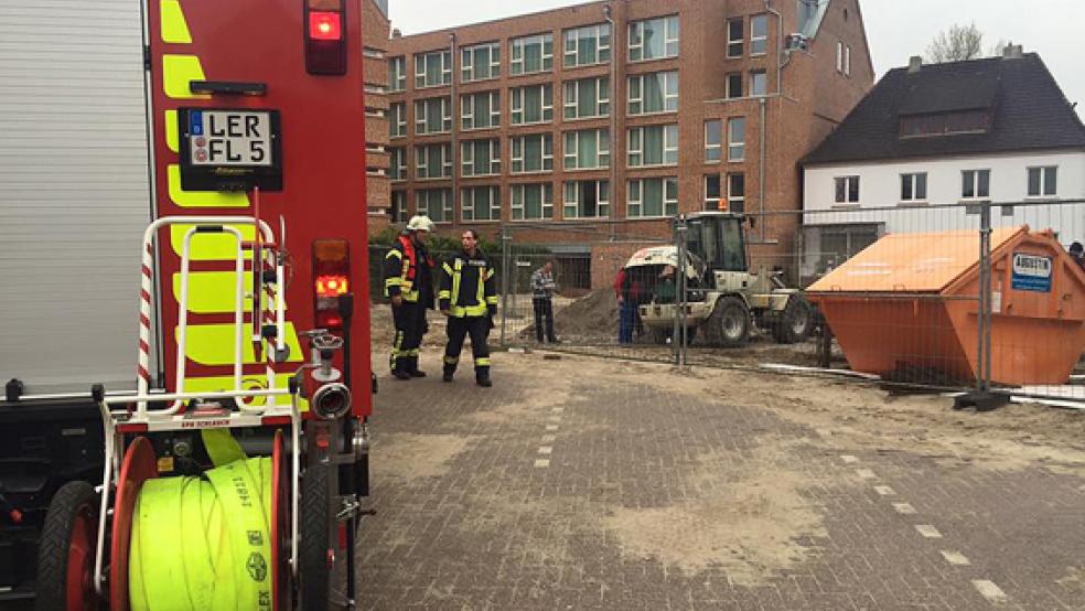 Ein Radlader ist auf einer Baustelle in Leer am Dienstagvormittag in Brand geraten.  © Foto: Feuerwehr 