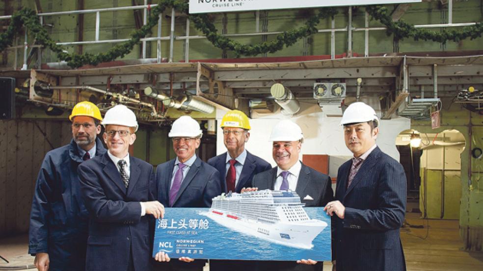 Nahmen heute an der Kiellegung der »Norwegian Joy« auf der Meyer Werft teil (von links): Lambert Kruse (Geschäftsführer Meyer Werft), Harry Sommer (EVP Norwegian Cruise Line International), Andy Stuart (Präsident von Norwegian Cruise Line), Bernard Meyer (Geschäftsführer Meyer Werft), David Herera (Präsident Norwegian Cruise Line China) sowie Alex Xiang (Vice President of Sales, China). © Foto: Meyer Werft