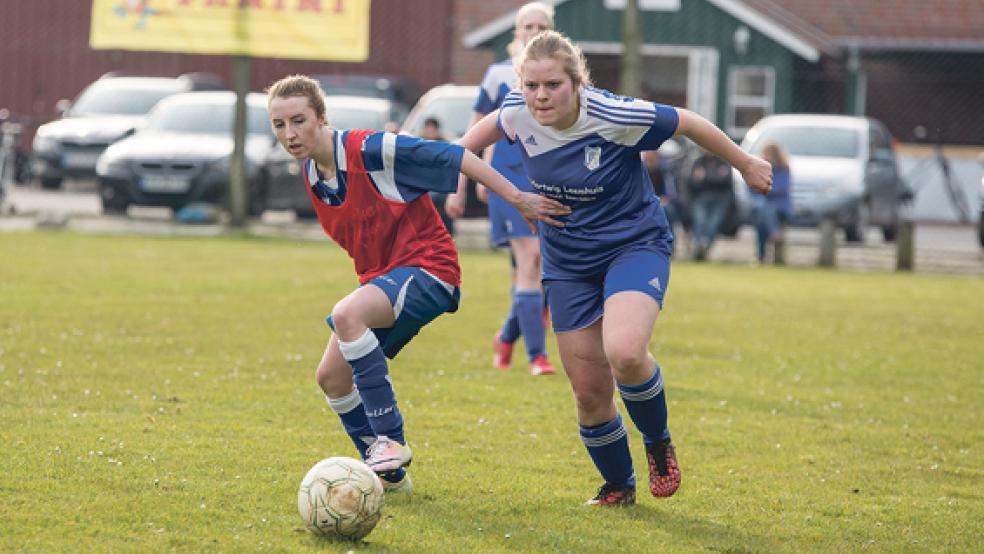 Derby-Zweikampf: Möhlenwarfs Samira Mujic (links) im Duell mit Nicole Dreesmann. © Foto: Mentrup