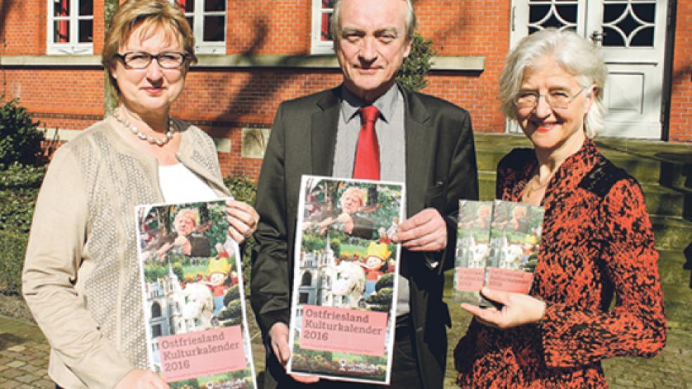 Sie haben wieder einmal die Qual der Wahl gehabt: Katrin Rodrian (rechts) von der Kulturagentur der Ostfriesischen Landschaft mit Landschaftsdirektor Dr. Rolf Bärenfänger und Signe Foetzki von der Brandkasse, © Foto: Jürgens