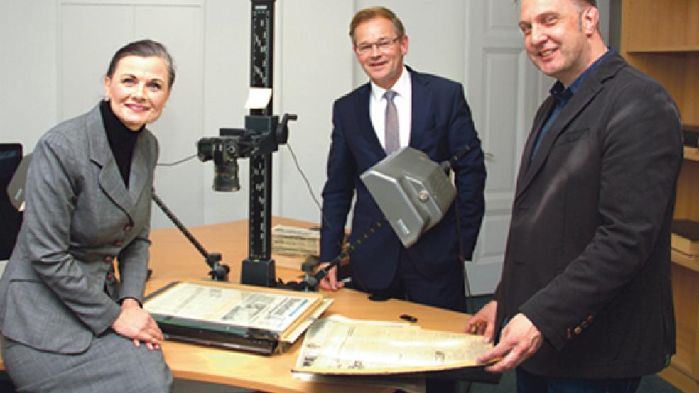 Als »Geschichtsarbeit in seiner besten Form« würdigte die CDU-Bundestagsabgeordnete Gitta Connemann gegenüber Geschäftsführer Bernd Lindemann und Chefredakteur Kai-Uwe Hanken das RZ-Online-Archiv (von links). © Foto: Werl