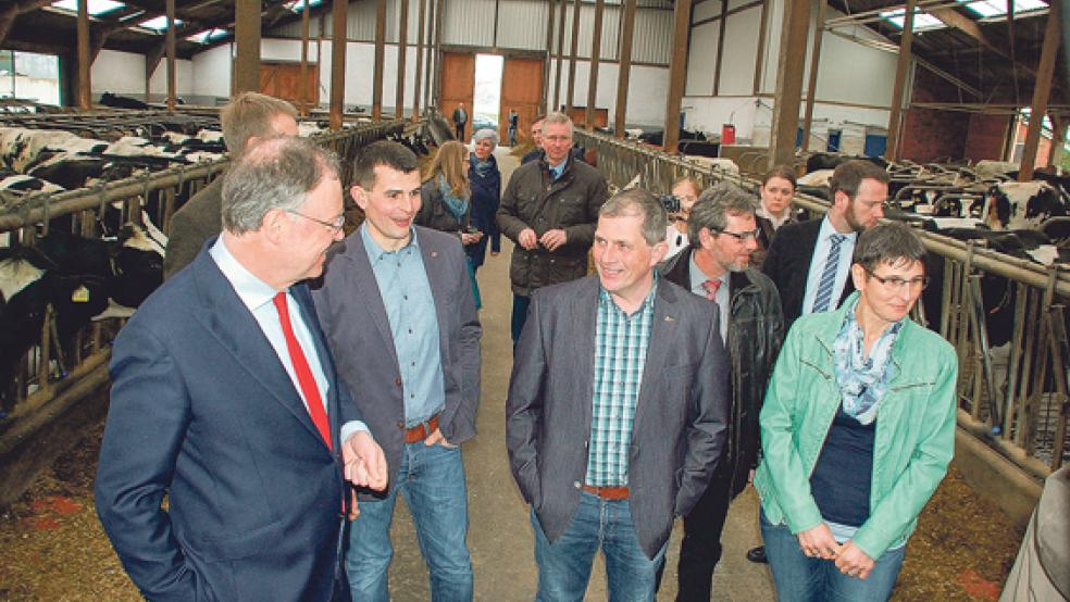 Rundgang im Kuhstall (vorne, von links): Ministerpräsident Stephan Weil, Hilmar Bernd Schulte, Hilmar Schulte und seine Frau Bertraud Schulte. © Foto: Thorweger 