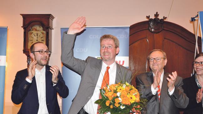 Ein Fachmann, der auf Menschen zugeht