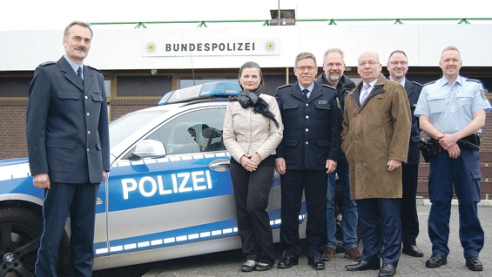 Besuch bei der Bundespolizei: Von links Inspektionsleiter Markus Scheibner, Gitta Connemann, Thomas Przybyla, Vertreter des Präsidenten der Bundespolizeiinspektion Hannover, CDU-Ratsherr Gerhard Janßen, Rainer Wendt, Polizeikommissar Martin Lampen vom Grenzüberschreitenden Polizeiteam und Polizeioberkommissar Detlef Malchus. © Foto: Hoegen