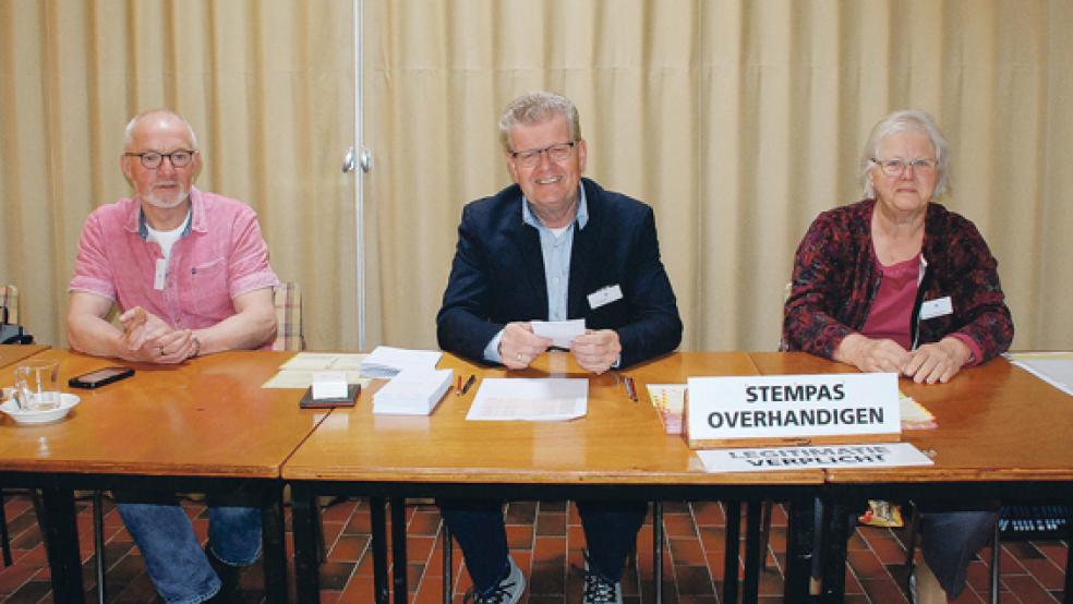 Jan Smit, Stef Arends und Menje Hesseling (von links) prüften gestern im Wahllokal »Akkerschans« in Bad Nieuweschans die Wahlberechtigung und verteilten die Stimmzettel.  © Foto: Kuper