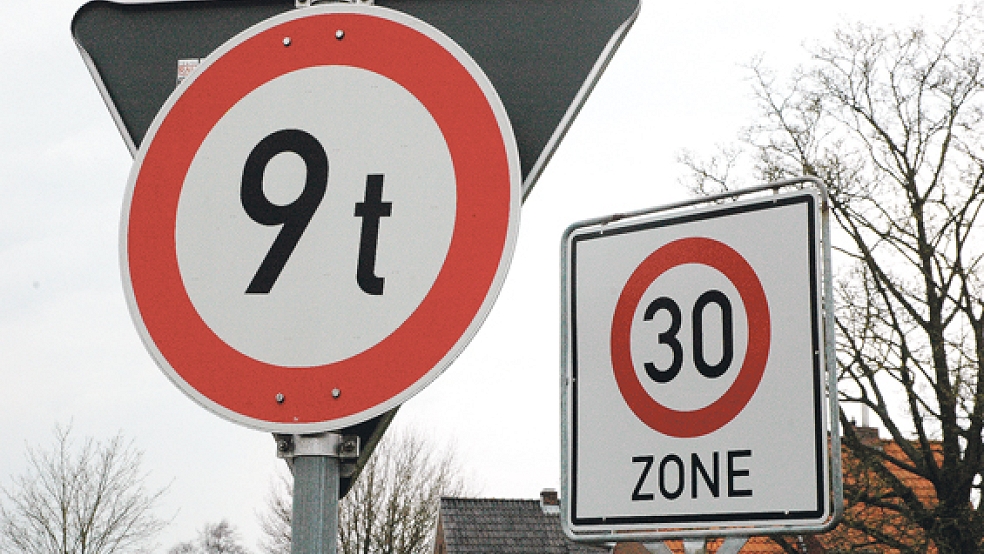 Ein Tempolimit von 30 Stundenkilometern und eine Gewichtsbeschränkung auf neun Tonnen wird zukünftig auf der Neuschanzer Straße und Teilen des Kirchrings im Bunder Ortskern gelten. Die Verkehrsschilder sind bestellt. © Foto: Szyska