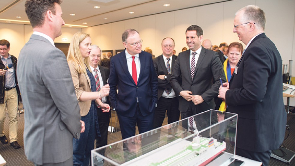 Sprachen in Leer über LNG-betriebene Schiffe (von links): Leo van der Burg, Katja Baumann, Bernhard Bramlage, Ministerpräsident Weil, Michael Ippich, Minister Olaf Lies, Staatssekretärin Almuth Kottwitz und Freek Meyer. © Foto: Jürgen Bambrowicz