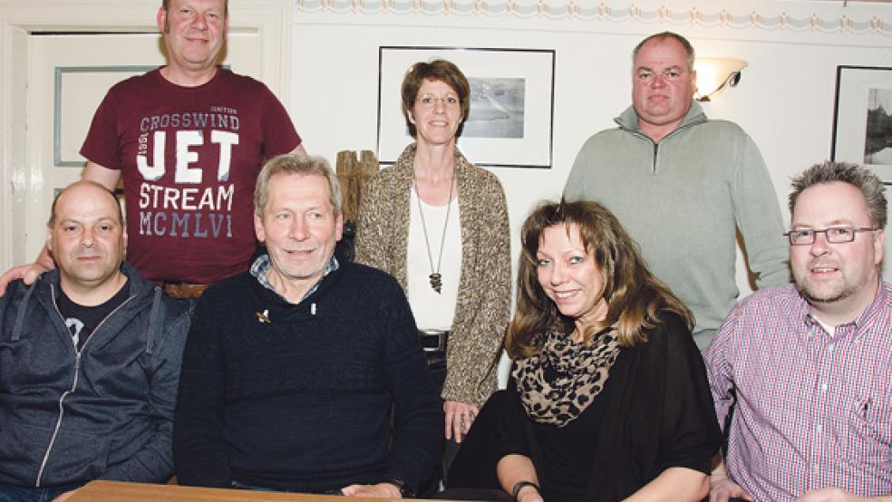 Die Vorstands-Crew des Vereins »Ostfriesische Krabbenkutter«: (unten, von links) Markus Behrend (2. Vorsitzender), Wilfried Voß (1. Vorsitzender), Christel Voß (Schriftführerin) und Karsten Schmitz (Kassenwart). Hinten, von links: die Kassenprüfer Bas Berg­mans (scheidet aus), Ina Timpe und Peter Fass.  © Foto: Hanken