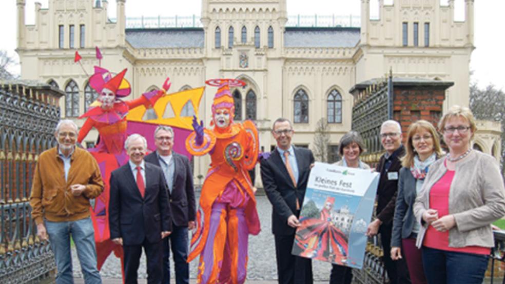 Veranstalter und Sponsoren des Kleinkunstfestivals zusammen mit Künstlerinnen der Gruppe Art Tremondo vor dem Schloss Evenburg. © Foto: Koenen