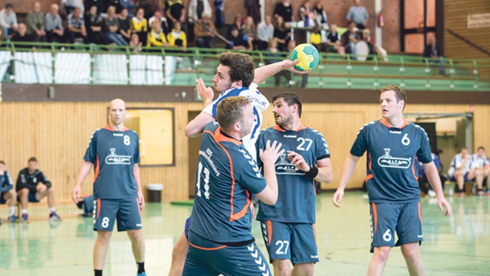 Am 10. Oktober 2015 spielten Holthusens Herrenhandballer - hier mit Jan Löning - das bislang letzte Mal in der Oberschulhalle in Weener. © Foto: Mentrup