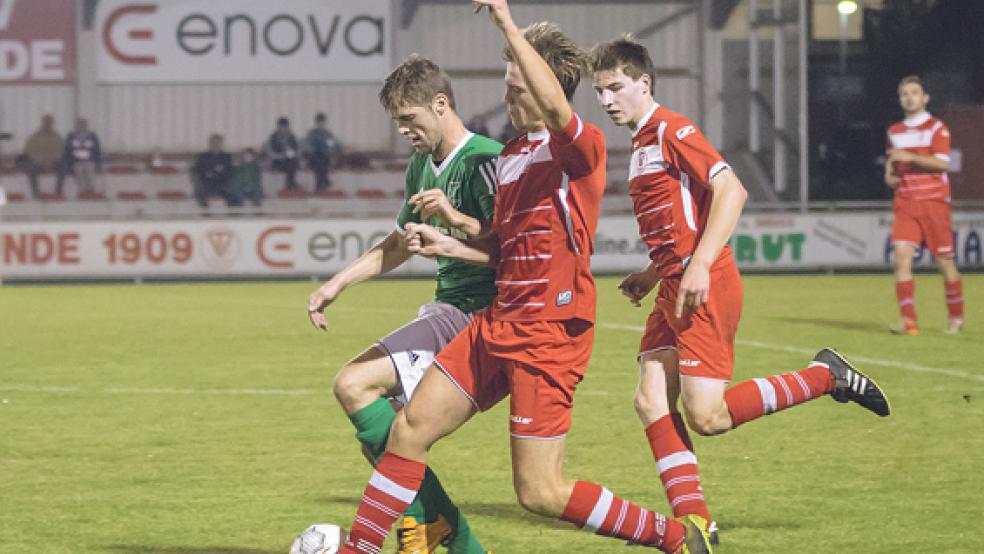Im umkämpften Derby-Hinspiel hatten die Bunder um Heiko Kruse und Christoph Buse gegen die Stapelmoorer um Stefan Schulz mit 2:1 die Nase vorn. © Foto: Mentrup
