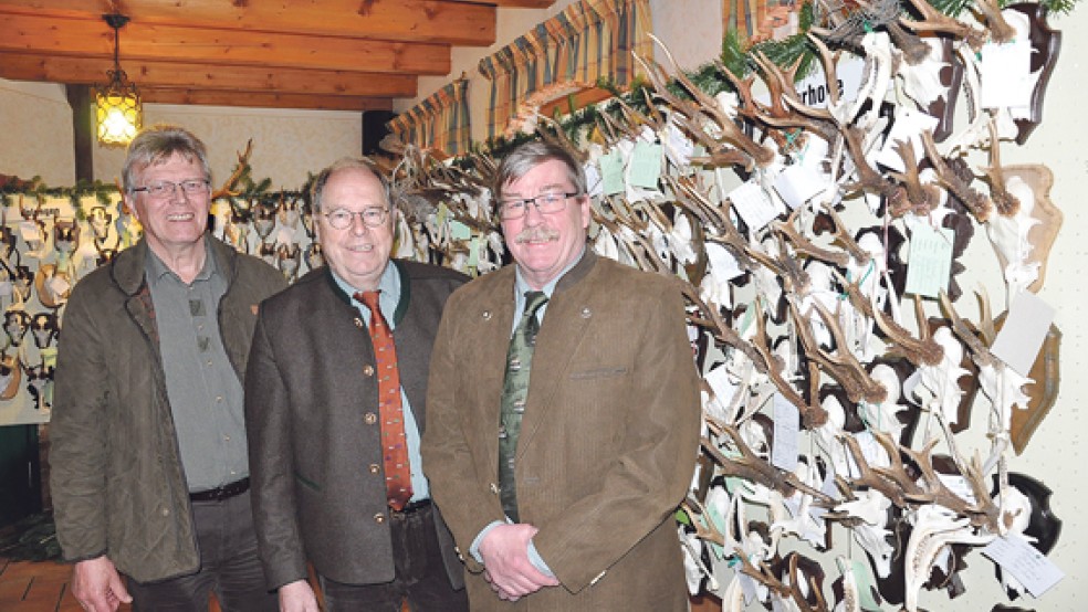 Lehnen die Vergasung von Gänsen strikt ab (von links): Manfred Willms (Vorsitzender Jägerschaft Leer), Hartwig Fischer (Präsident des Deutschen Jägerverbands) und Jan-Wilhelm Hilbrands (Kreisjägermeister). © Foto: Boelmann 