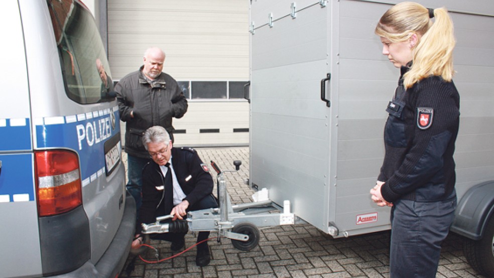 Unter den Augen von Verkehrssicherheitsberaterin Inken Düpree (rechts) und Wilhelm Doden (hinten) vom Verkehrssicherheitsforum demonstrierte Verkehrssachbearbeiter Andreas Kruse das richtige Ankuppeln eines Anhängers. © Foto: Ricken