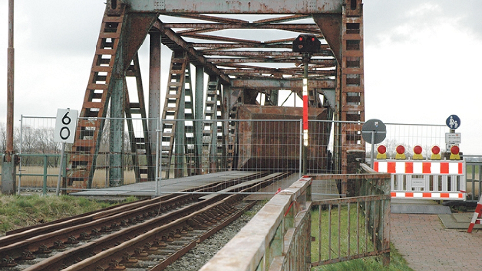 Die Bahn AG hat durch die Firma Metallbau Kaput aus Soltborg zusätzlich Bauzäune auf der Friesenbrücke aufstellen lassen. © Foto: Szyska