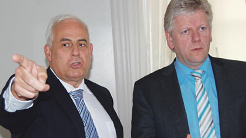 Harald Krebs als Leiter des Amtes für Wirtschaftsförderung des Landkreises gab in seinem Vortrag zum Thema Netzausbau im Bauausschuss durchaus die Richtung vor. Bürgermeister Ludwig Sonnenberg (rechts) schien dem nicht unbedingt folgen zu wollen. © Foto: Hoegen