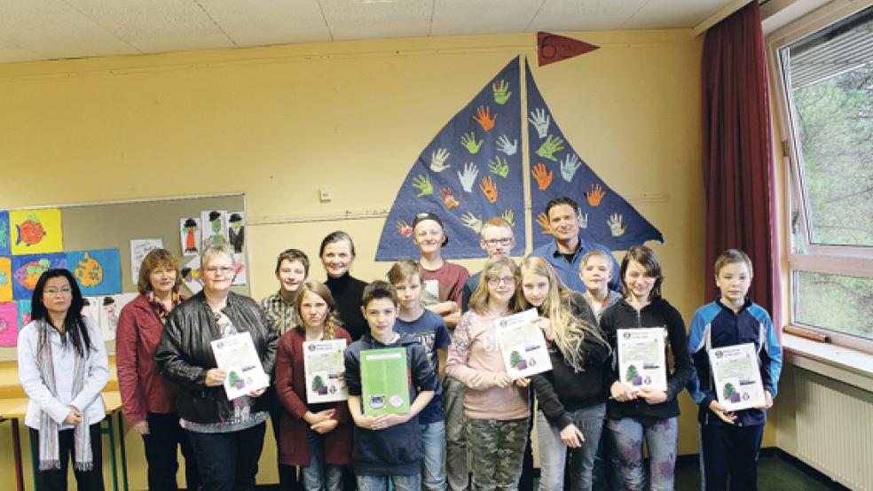 Gitta Connemann mit den Schülern der Schülerzeitungsredaktion der Oberschule Weener, Unakun Pleis (links) und Hildegard Hinderks vom CDU-Stadtverband und Schuldirektor Dirk Kaiser. © Foto: Kromminga