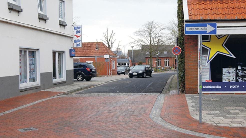 Aus der Schulstraße in die Westerstraße und dann links abbiegen. Um so eine Verkehrsregelung bemüht sich die Stadt Weener derzeit. © Foto: Hoegen