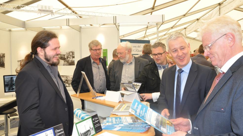 Die Gewerbeschau in Jemgum wurde heute Vormittag eröffnet. Noch bis 18 Uhr ist die Messe heute geöffnet. Am morgigen Sonntag öffnen die Türen um 11 Uhr.  © Foto: Boelmann
