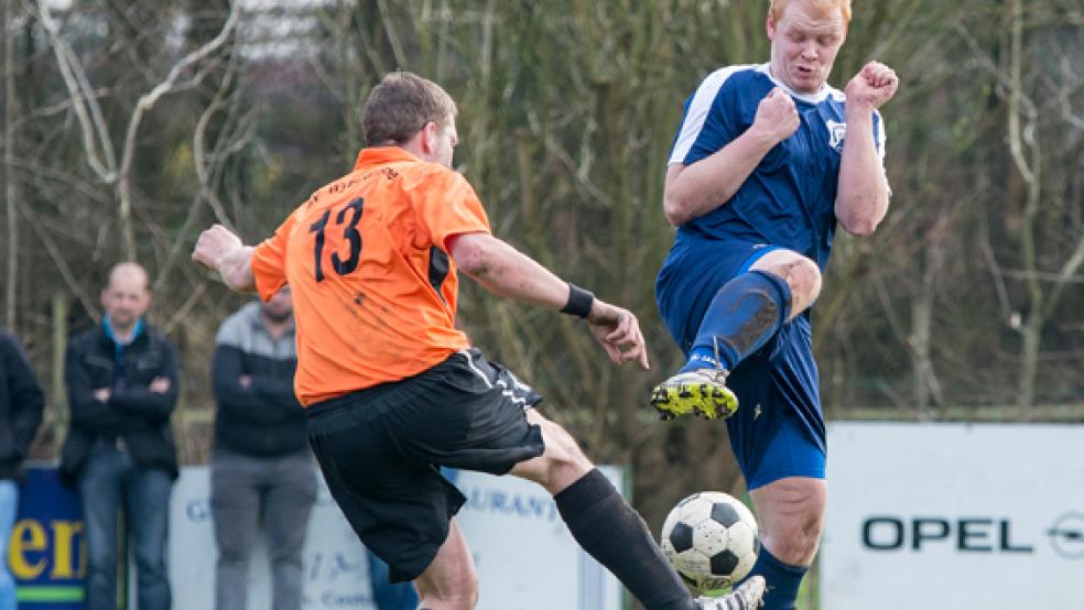 Derbykampf: Der Heidjer Steffen Brauer (r.) springt in den Zweikampf mit dem Wymeerster Manfred Lüppens. © Foto: Mentrup