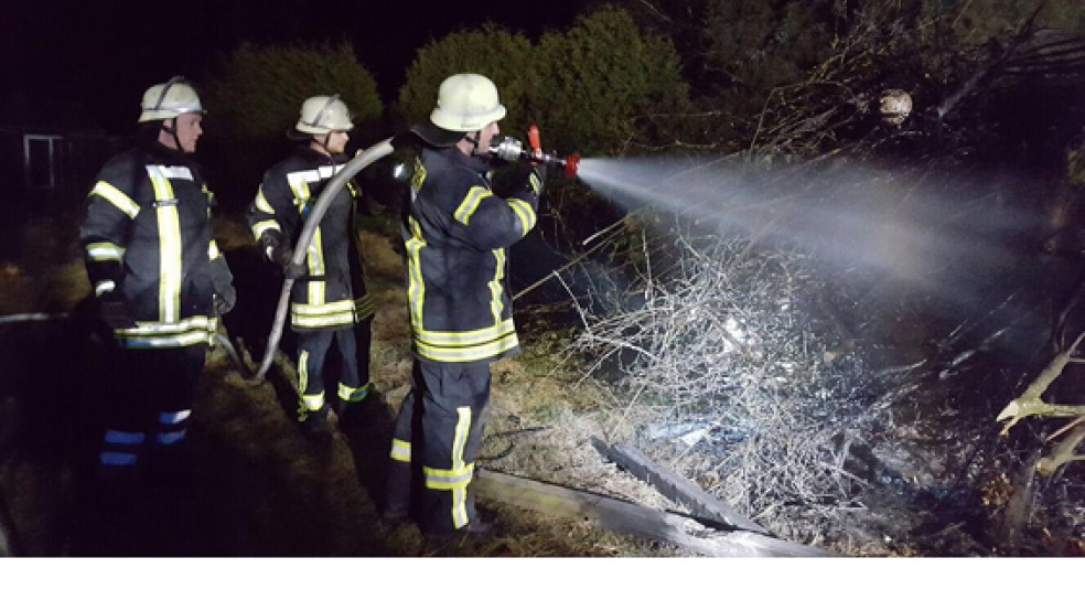 Ein altes Osterfeuer ist in der Nacht auf Sonntag in Veenhusen in Brand geraten. Die Feuerwehren aus Veenhusen und Neermoor mussten ausrücken. © Foto: Kreisfeuerwehr