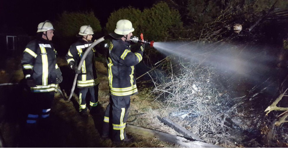 Ein altes Osterfeuer ist in der Nacht auf Sonntag in Veenhusen in Brand geraten. Die Feuerwehren aus Veenhusen und Neermoor mussten ausrücken. © Foto: Kreisfeuerwehr