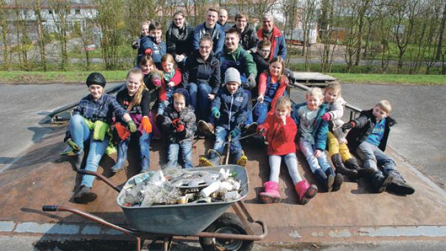 Radkappe, Wodkaflaschen und Plastikmüll