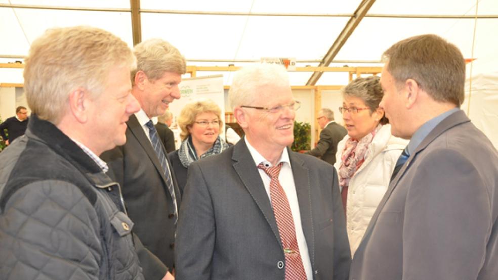 Dieter Gottwald (Mitte) will neuer Bürgermeister in Jemgum werden. Auf der Gewerbeschau begrüßte er auch Ludwig Sonnenberg aus Weener (links) und Gerald Sap aus Bunde (rechts). © Foto: Boelmann