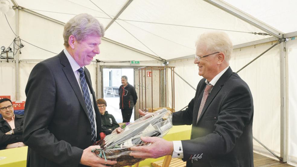 Dieter Gottwald (rechts) vom Jemgumer Gewerbeverein bedankte sich bei Bürgermeister Johann Tempel für seinen langjährigen Einsatz für die Gewerbeschau.  © Foto: Boelmann
