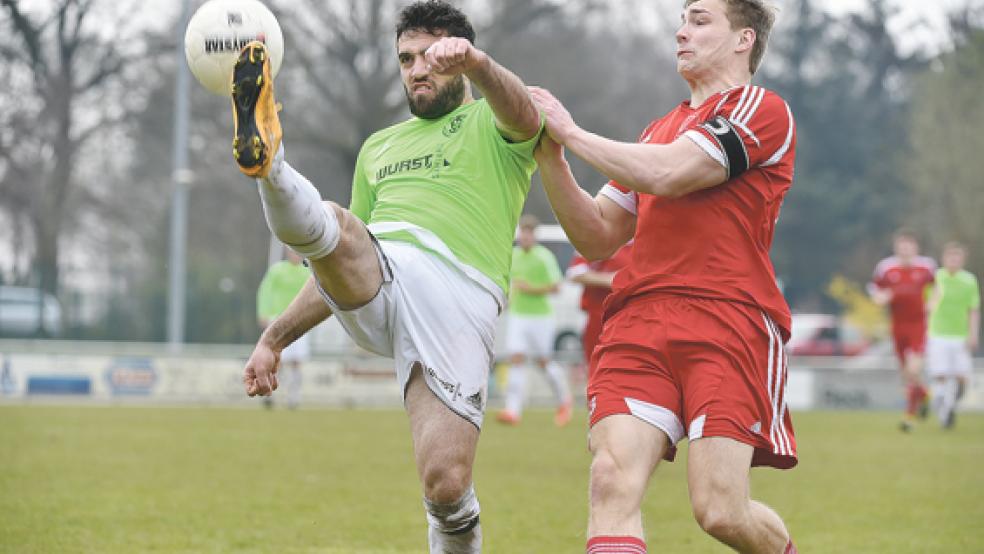 Einen schweren Stand hatte die Bunder Offensive um Eike Schmidt (r.) gegen Bersenbrück.  © Foto: Bruins