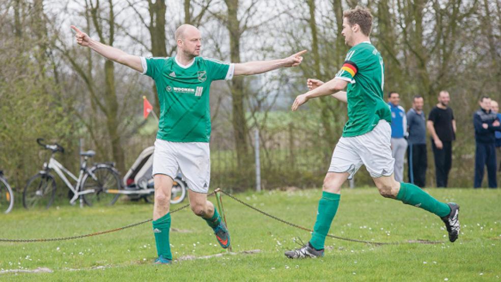 Stapelmoorer Jubel: Carsten Harders feiert sein Tor zum 1:1-Ausgleich. Stefan Schulz (r.) kommt zum Gratulieren.  © Foto: Mentrup