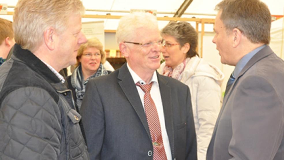 Dieter Gottwald (Mitte) will neuer Bürgermeister in Jemgum werden. Auf der Gewerbeschau begrüßte er auch Ludwig Sonnenberg aus Weener (links) und Gerald Sap aus Bunde (rechts). © Foto: Boelmann