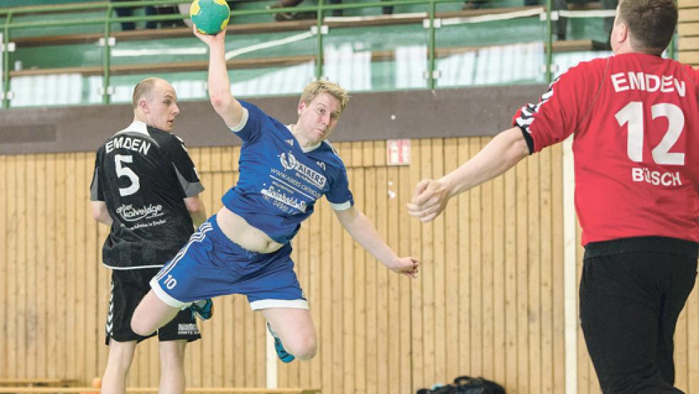 Mit vollem Einsatz erkämpften sich die Holthuser Herrenhandballer um Hendrik Luikenga den ersten Punktgewinn in der Weser-Ems-Liga seit November vergangenen Jahres. © Foto: Mentrup