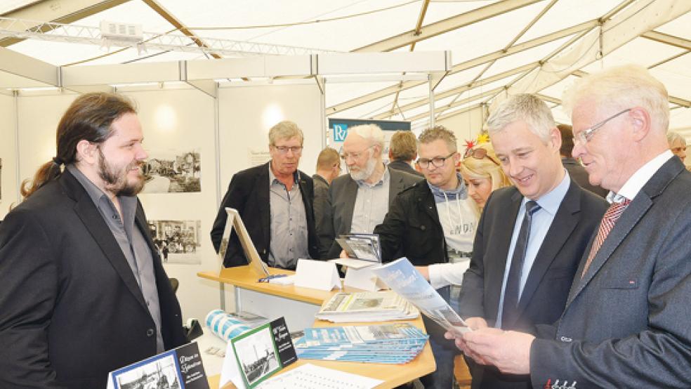 Dieter Gottwald (rechts), hier am Stand der RZ im Gespräch mit dem SPD-Europaabgeordneten Matthias Groote, ist als Vorsitzender der Interessengemeinschaft Handel und Gewerbe in Jemgum sehr zufrieden mit der Gewerbeschau. © Foto: Boelmann
