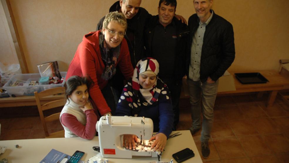 In der »Riverside Church« in Weener bietet Sylke Schule einen Kreativkurs an. © Foto: Szyska