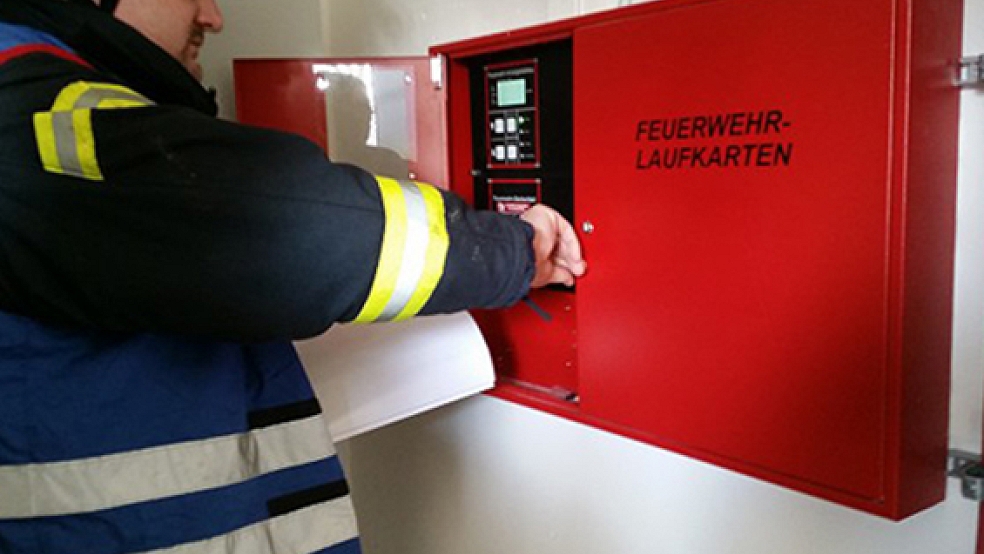 Die Feuerwehr stellte die Brandmeldeanlage der Firma im Gewerbepark Rheiderland zurück. © Foto: RZ-Archiv