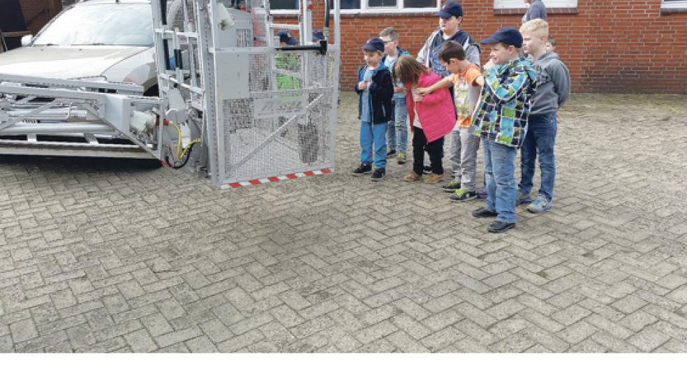 Die Bunder Kinderfeuerwehr besichtigte die Feuerwehrtechnische Zentrale in Leer. © Foto: privat