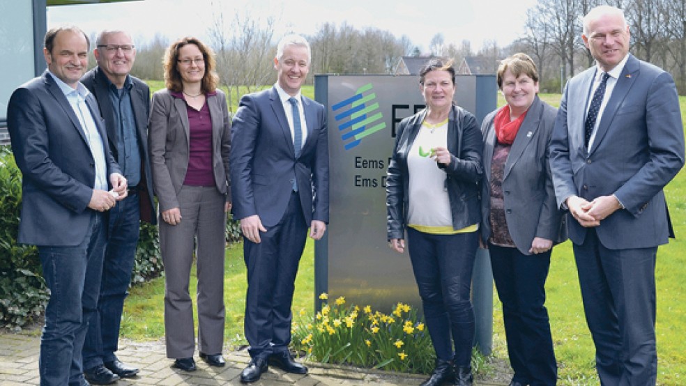 INTERREG-Geschäftsführer Hermann Wessels (von links), Herrie Caspers und Ilona Heijen (Projektleiter EDR) und EDR-Geschäftsführer Karel Groen (rechts) informierten die Europaabgeordneten Matthias Groote (Vierter von links) und Constanze Krehl und die Landtagsabgeordnete Johanne Modder (zweite von rechts) über grenzübergreifende Zusammenarbeit.  © Foto: EDR