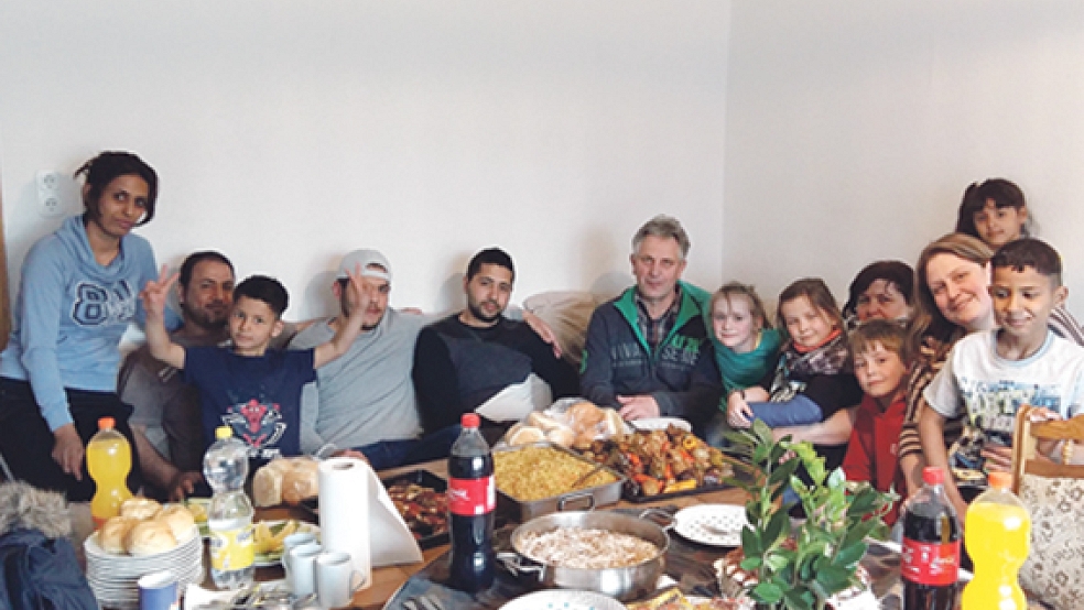 Bei Familienfeiern werden alle eingeladen. Gemeinsam sitzen alle an einem großen Tisch und essen zusammen. Das Foto entstand bei einer Geburtstagsparty für eines der irakischen Kinder. © Fotos: privat
