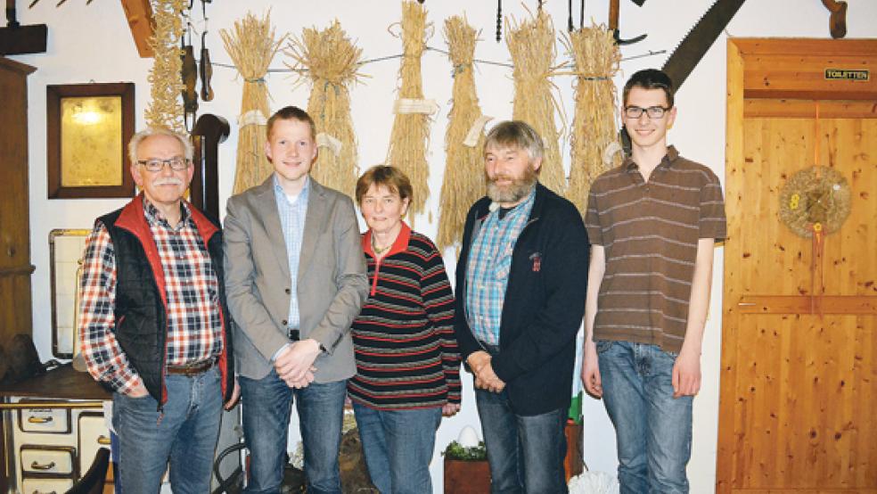 Der aktuelle Vorstand des Möhlenvereens: (von links) Reinhard Meyer, 2. Vorsitzender, Rüdiger Nagel, 1. Vorsitzender, Hannelore Yzer, 1. Beisitzerin, Eckhard Meyer, 2. Beisitzer, und Markus Plock, Schriftführer. Es fehlt die Kassenwartin Anna Akkermann-Daalmeyer. © Foto: privat