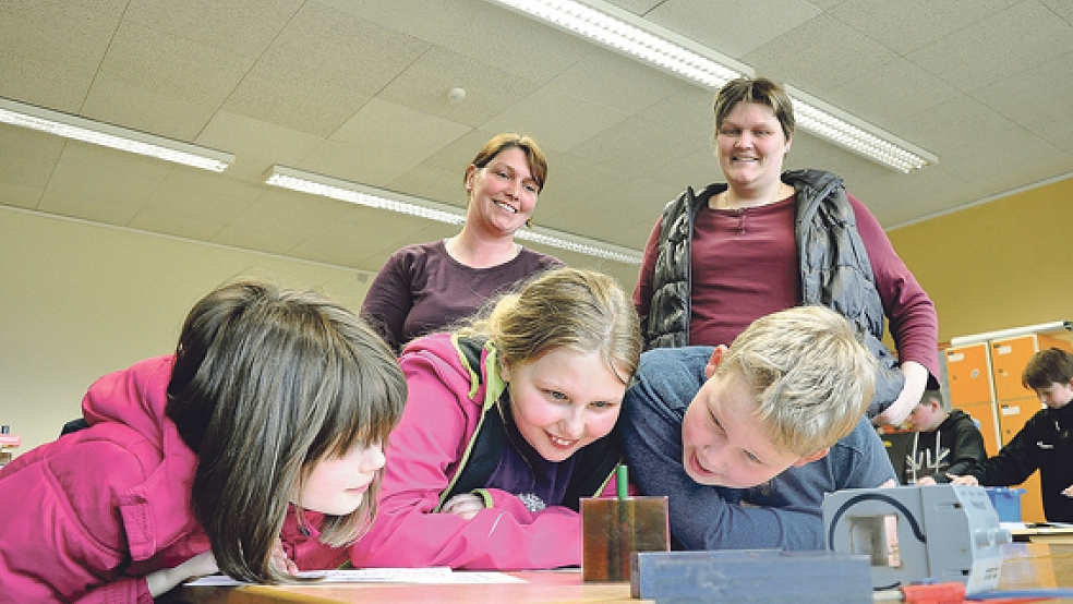 Marleen, Tineke und Tim (von links) beschäftigen sich beim »Schnuppertag« für Grundschüler an der Oberschule in Weener mit dem Thema »Magnetismus«.  © Foto: Boelmann