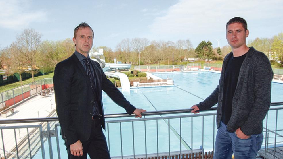 Bereiten sich auf die neue Freibadsaison vor: Hermann Welp und Schwimmmeister Markus Bakker. © Foto: Hoegen