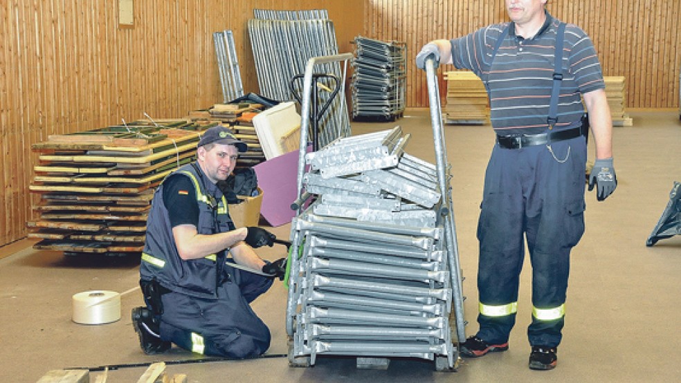 Mitglieder des Technischen Hilfswerks (THW) haben das Flüchtlingsquartier in der Sporthalle der Berufsbildenden Schulen in Leer wieder zurückgebaut. © Foto: Wolters