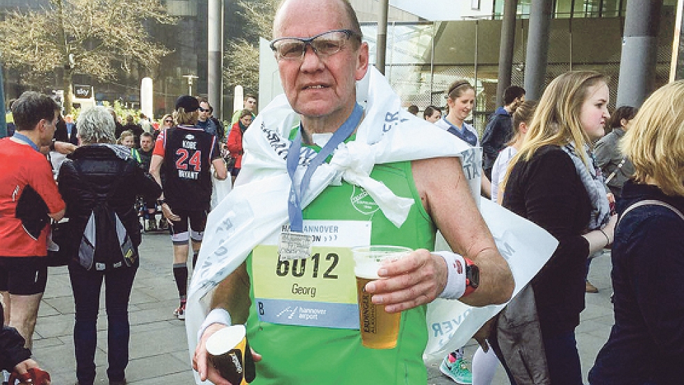 Zufrieden mit seinen Leistungen: Georg Feldiek gönnte sich nach seinem Halbmarathon in Hannover ein kaltes Bier – natürlich alkoholfrei. © Foto: privat
