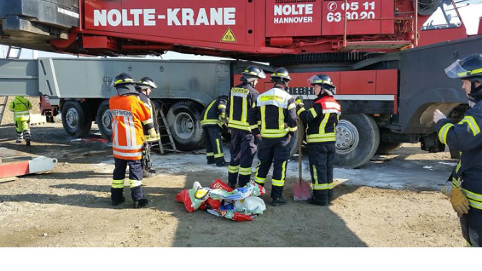 Die Feuerwehr Bunde ist am heutigen Donnerstagvormittag in den Windpark in Charlottenpolder ausgerückt. Bei Kranarbeiten war dort eine Hydraulikleitung geplatzt . © Foto: Kreisfeuerwehr 