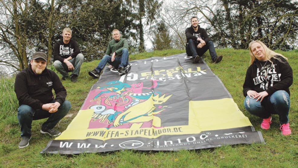 Zum elften Mal im Festival-Fieber: Andreas »Huisi« Huisinga, Hannes Kuil, Bastiaan Kuil, Matthias Janssen und Andrea Kuil (von links) mit dem »Free for all«-Banner des Vorjahres auf dem Hügel im Stapelmoorer Park. Komplettiert wird der feste Stamm des Organisationsteams durch Jelto Gerdes und Manuel Nikolaus. © Foto: Szyska