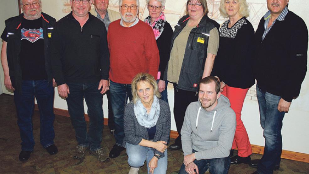 Der Vorstand der Rheiderländer Filmfreunde: (Von links) Karl-Heinz Brink, Bodo Scheffer, Horst Lauer, Gerhard M. Willms, Anne Scheffer, Irene Kielmann, Anneliese Müller und Friederich Sap sowie unten Gisela Sap und Jörg Kielmann. © Foto: privat