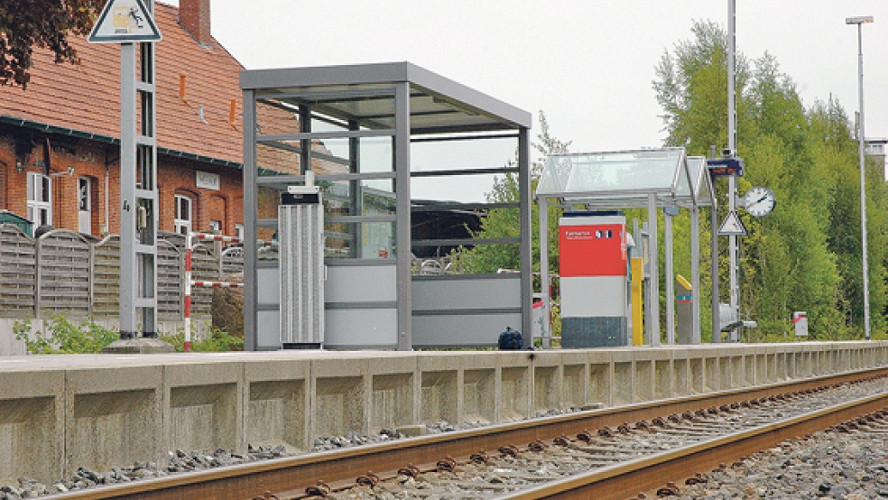 Der Bahnsteig in Weener soll barrierefrei werden - voraussichtlich noch bevor wieder Züge über die beschädigte Friesenbrücke fahren können. © Archivfoto: Szyska