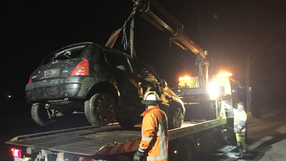 Die Feuerwehr barg den verunglückten Wagen mit dem Kran des Rüstwagen aus dem Graben. Ein Abschleppunternehmen nahm den völlig zerstörten Renault Clio dann auf. © Foto: Kreisfeuerwehr